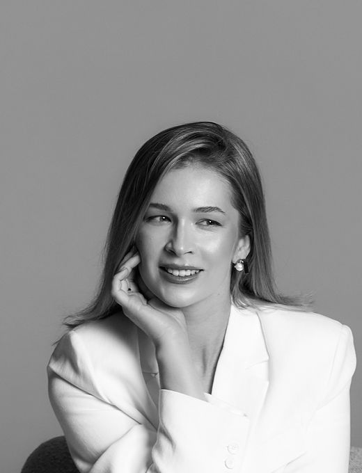 Olga Pavlenko w fotelu, portret czarno-biały